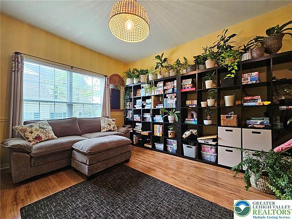 5th image of 127 Willow Dr