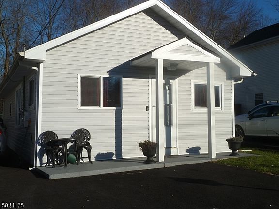 3rd image of 11 Woodsedge Ave