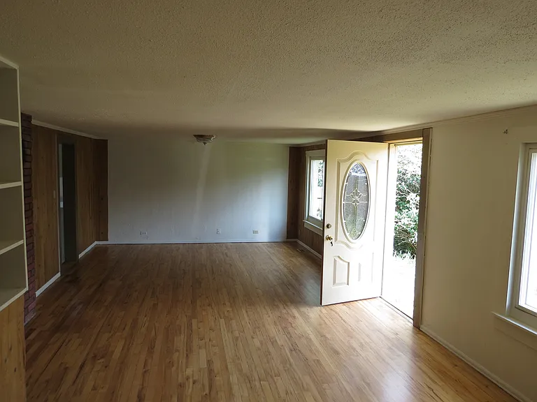 135 E 2nd St — Photo 9