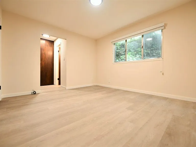 5390 Broadway — Photo 10