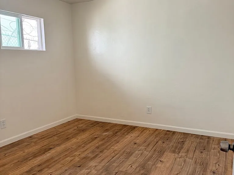 549 McIntosh St — Photo 3
