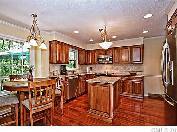 3rd image of 3912 Meadowridge Dr