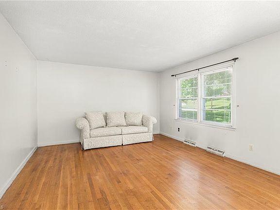 4th image of 3303 Sandburg Dr