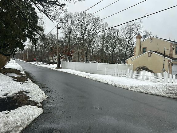 5th image of 55 Manor Dr