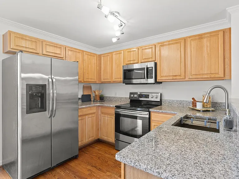 335 Shadow Glen Dr — Photo 4