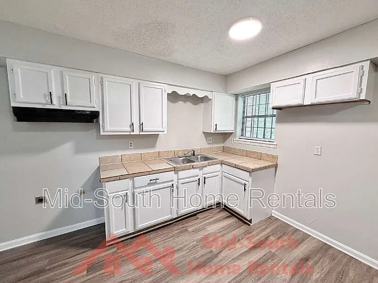 3829 Walsingham Dr — Photo 7