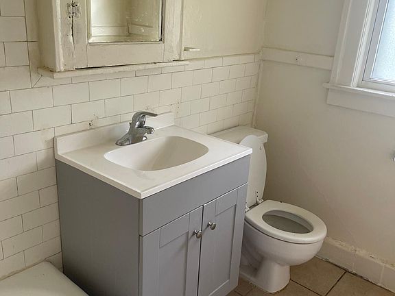 3rd image of 2919 Glendale St
