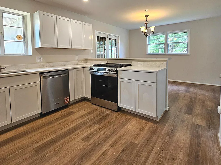 7606 Gresham St — Photo 11