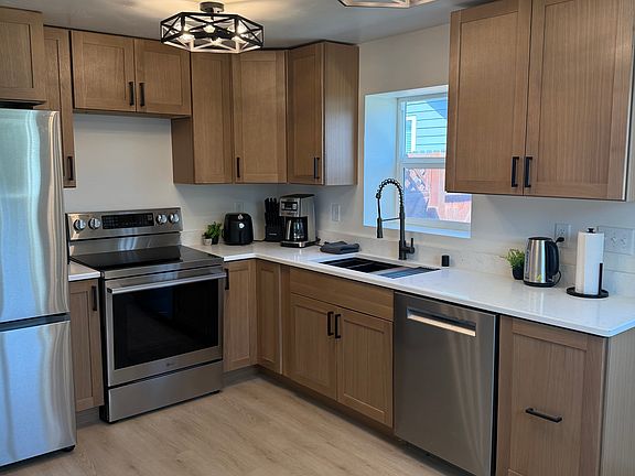 5th image of 806 4th Ave E