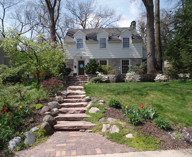1st image of 935 Rosewood Ave SE