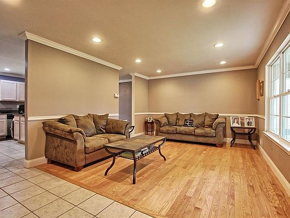 3rd image of 801 Beechmont St