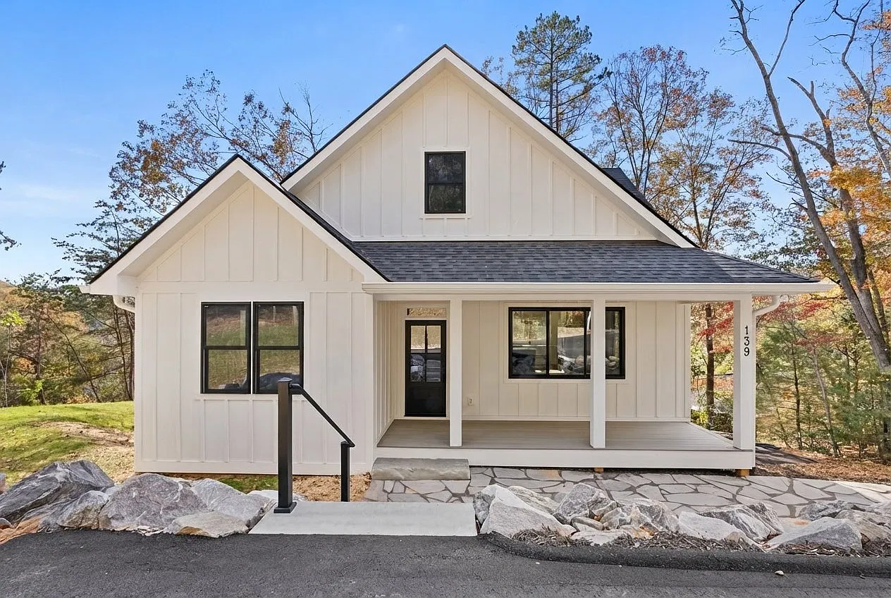 Beautiful Mountain Modern Farmhouse with Mountain Views - Candler, NC — Photo 1
