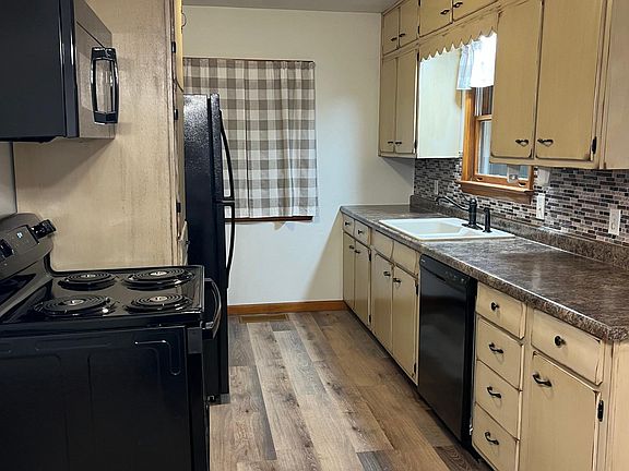 Kitchen / Dining Room - All Brand New Appliances (Refrigerator, Oven/Range, Microwave, Dishwasher)