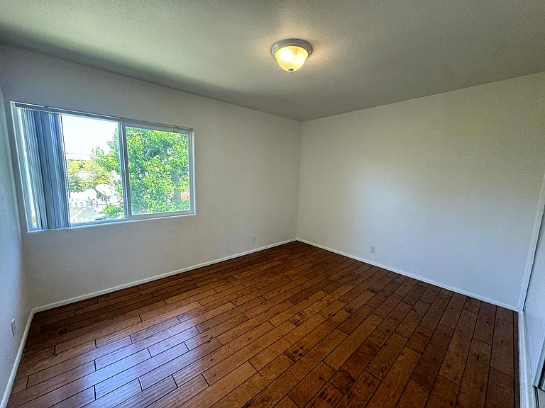 1935 Cloverfield Blvd — Photo 33