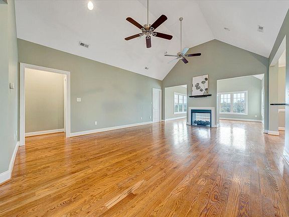 3rd image of 193 Magnolia Ln