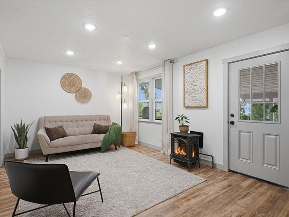 3rd image of 3881 Grandview Dr