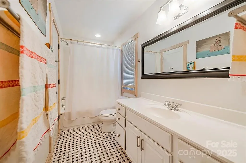 3 bed, 2775 sqft, $950 — Photo 4