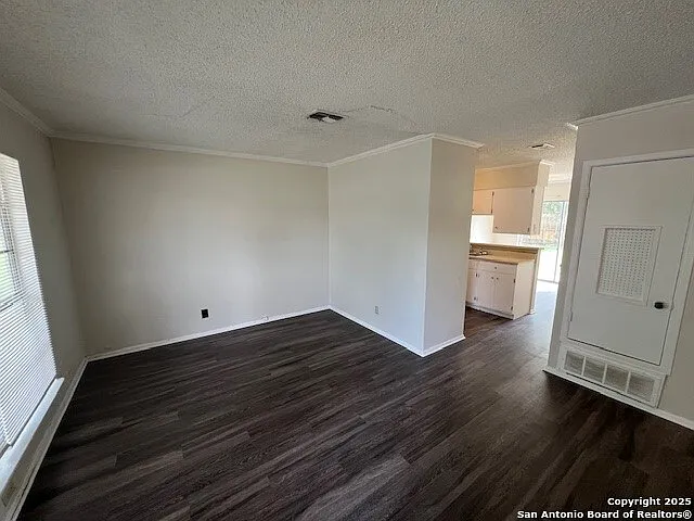 3 bed, 1.0 bath, 930 sqft, $1,275 — Photo 3