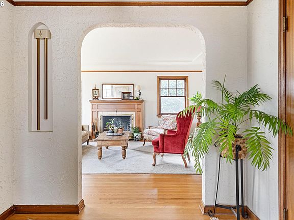 5th image of 606 SW Evans St