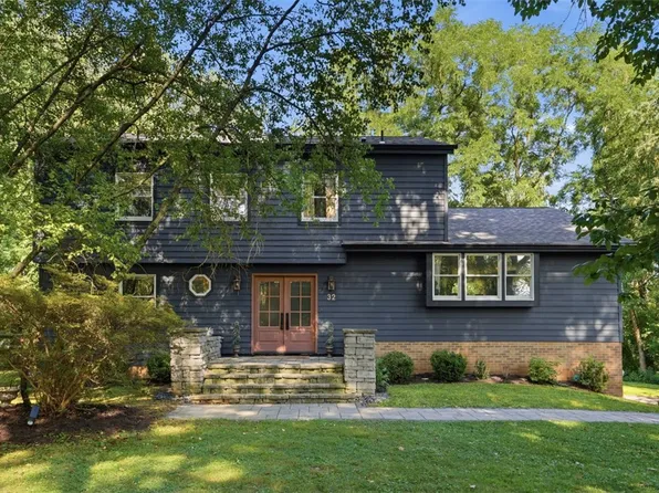 32 Flagstaff Dr, Pittsburgh, PA 15237