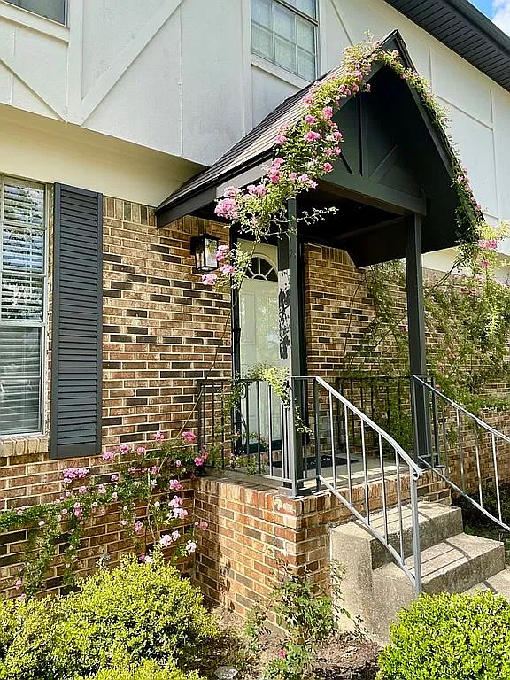 3 bed, 2.5 bath, 1600 sqft, $1,900 — Photo 1