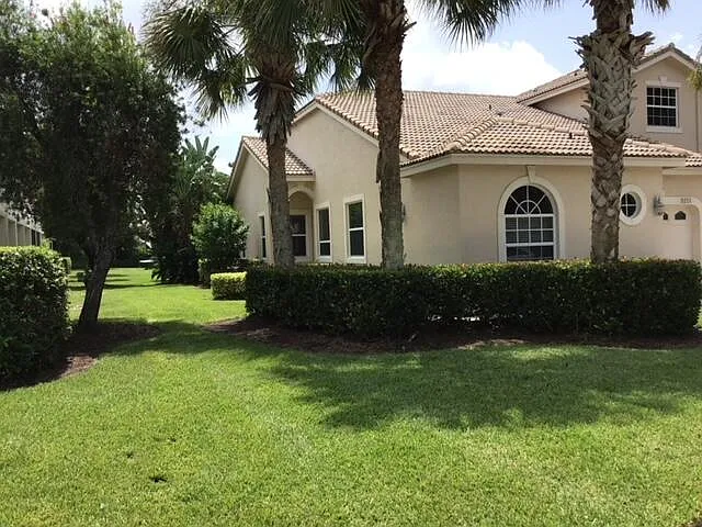 9201 Wentworth Ln — Photo 3