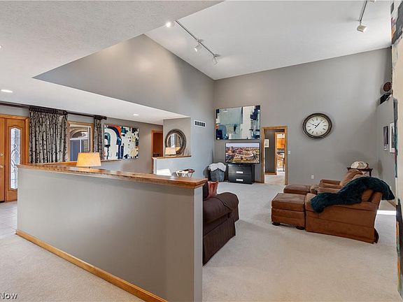 5th image of 886 Woodmere Dr