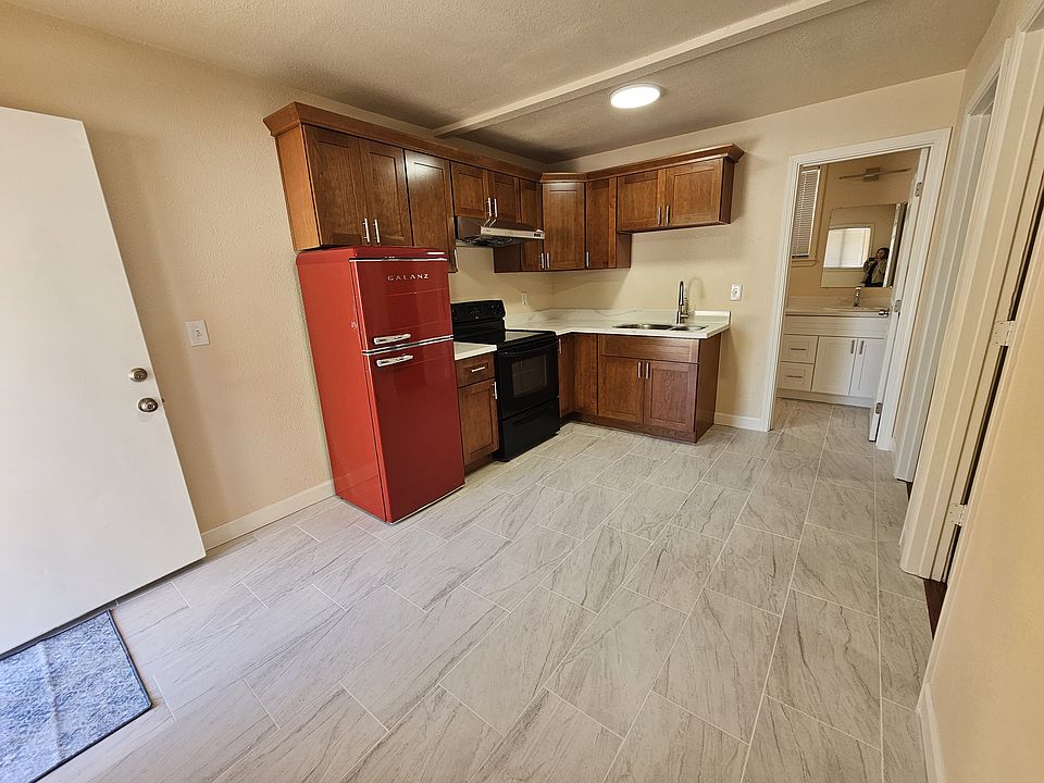 1st image of 741 Warden Ave #B