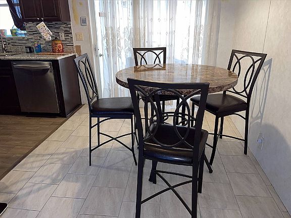 4th image of 570 Clover Ln