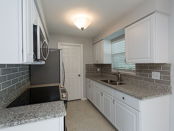 Laundry Room w Extras