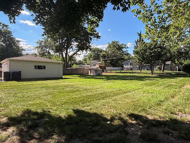 26W416 Macarthur Ave — Photo 22