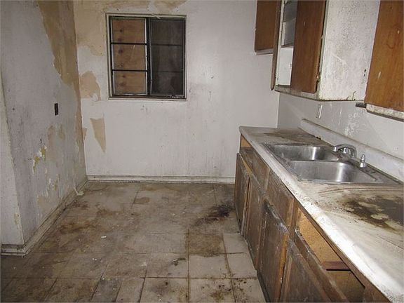 5th image of 15359 Sorrento St