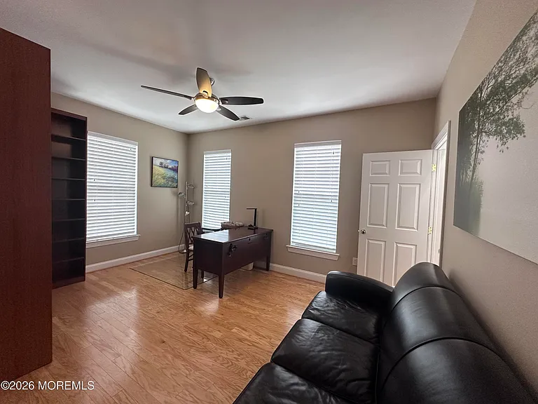 512 Abby Rd — Photo 9