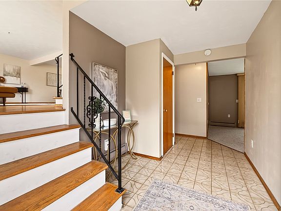 4th image of 25 Andrea Ln