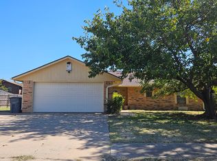 2513 NW Robinhood Dr, Lawton, OK 73505