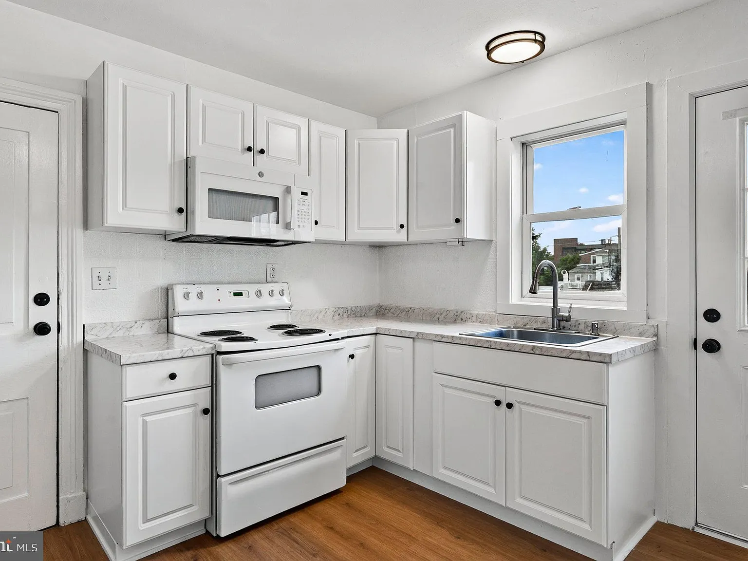 1 bed, 1.0 bath, 2952 sqft, $1,800 — Photo 2