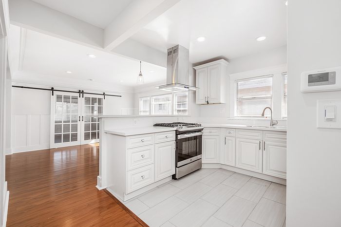 1st image of 511 1/2 N Alexandria Ave #117
