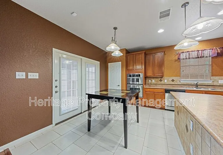 141 Springtree Blf — Photo 16