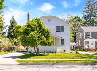 285 Bassett Rd, Bay Village, OH 44140