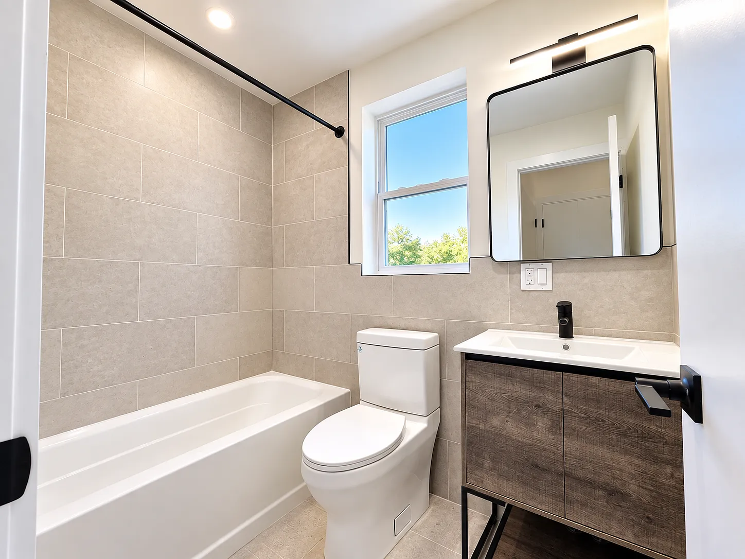 4 bed, 900 sqft, $3,100 — Photo 4