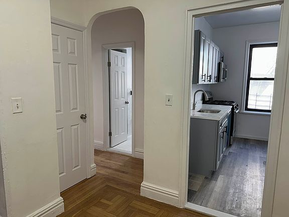 4th image of 695 Walton Ave #5L