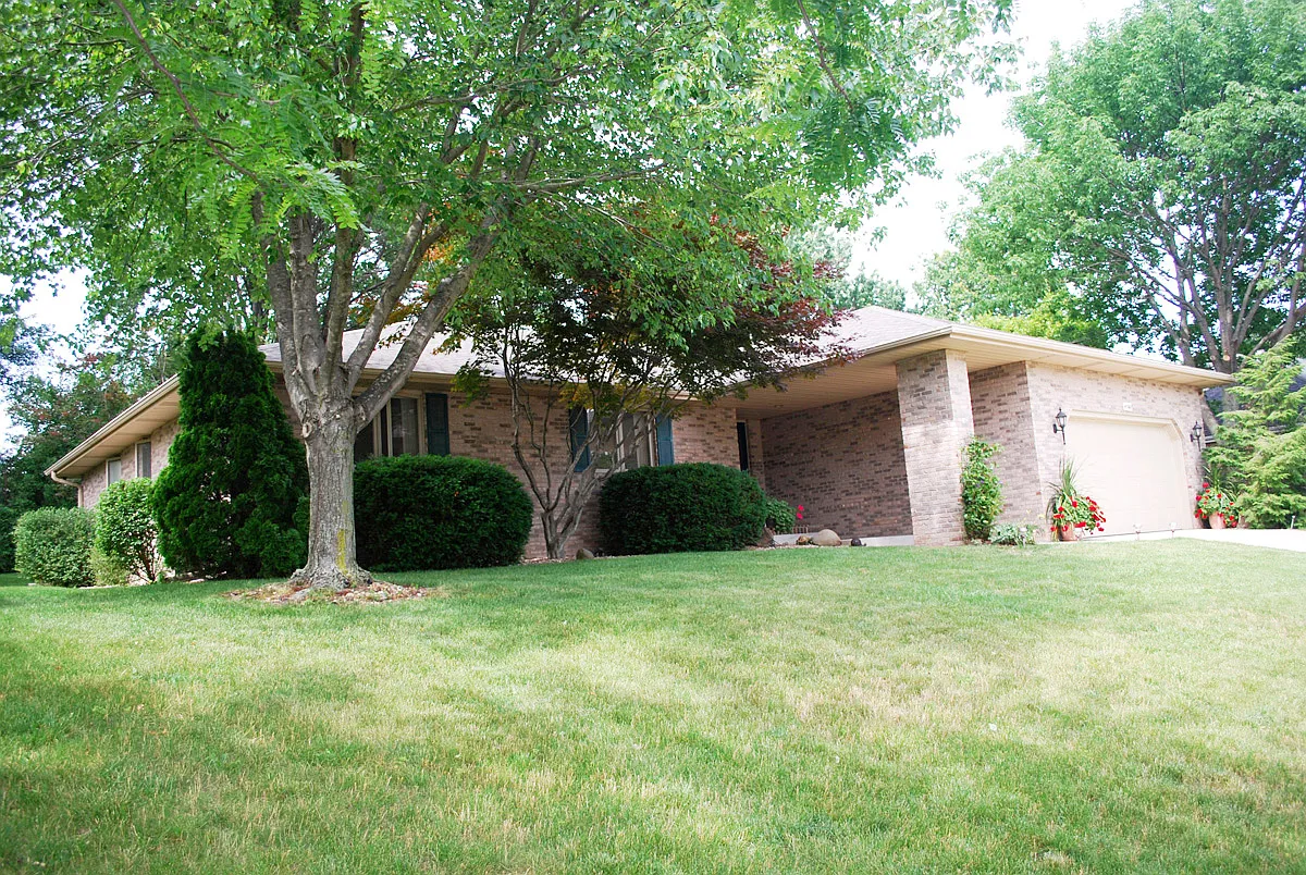 4560 Williamsburg Dr photo 1