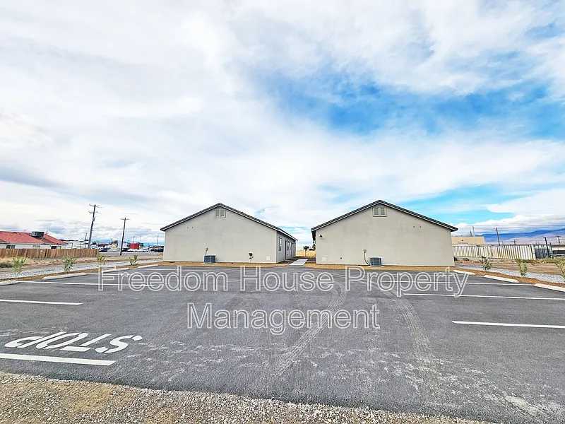 3 bed, 2.0 bath, 1007 sqft, $1,200 — Photo 4
