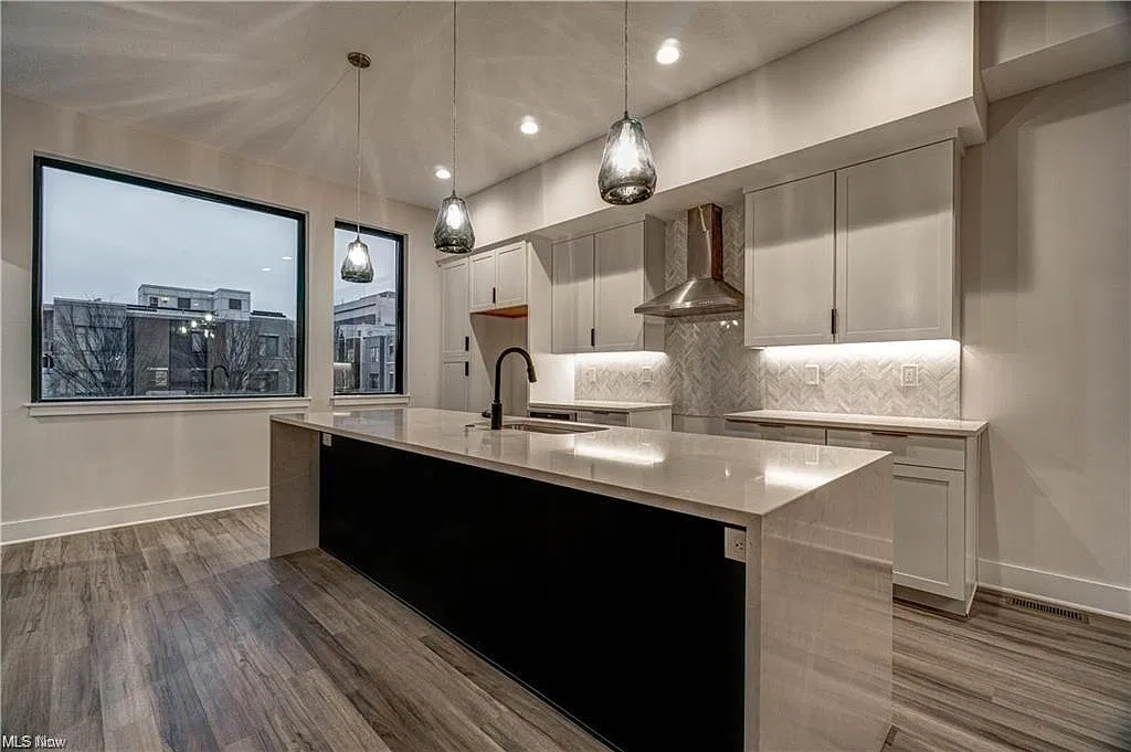 3 bed, 4.5 bath, $4,500 — Photo 3