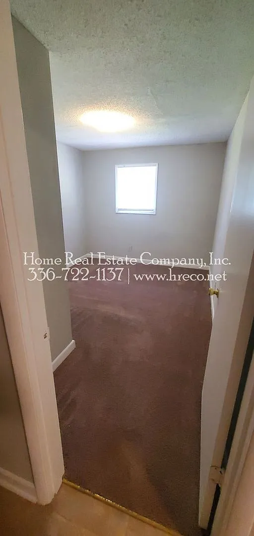 135 E Wall St — Photo 4
