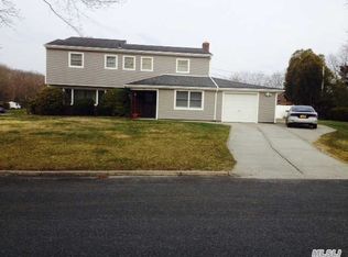 24 Poppy Ln, Commack, NY 11725