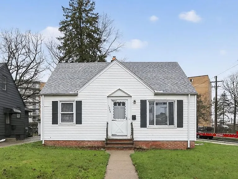 1568 Parker Dr — Photo 1