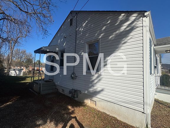 3rd image of 3126 Yardley Dr NW
