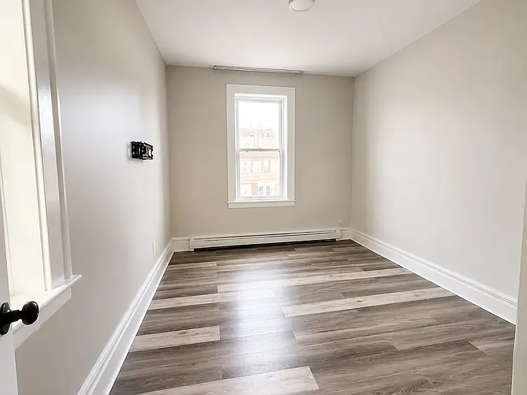 380 N 11th St #5B — Photo 4