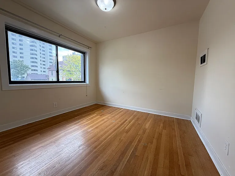 1639 N Farwell Ave — Photo 5